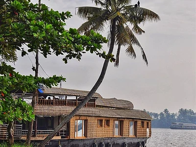 COHIN KUMARAKOM HOUSE BOAT